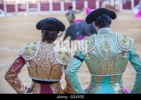 Lo spagnolo toreri guardando la corrida, nella corrida di Ubeda, Spagna Foto Stock