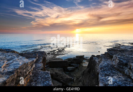 Nuvoloso Tramonto sulla costa croata Foto Stock