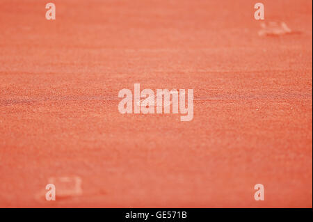 Dettaglio di una scarpa sportiva impronta su di un campo da tennis in terra battuta Foto Stock