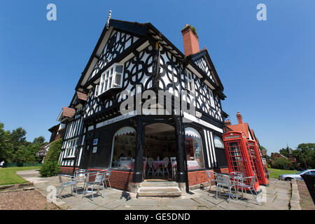 Villaggio di Port Sunlight, Inghilterra. Il Grayson e Ould progettato ex villaggio Post Office, ora il Tudor Rose sale da tè. Foto Stock