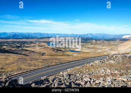 Autostrada passando attraverso un drammatico paesaggio alpino in la Beartooth montagne del Montana Foto Stock