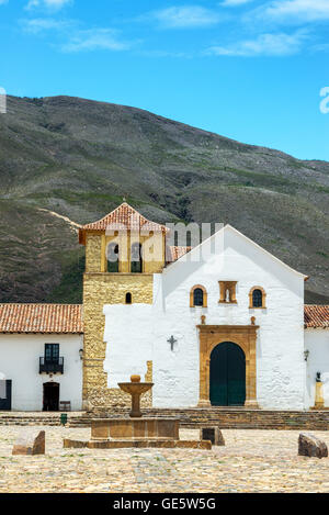 Vista verticale della chiesa e la fontana nella piazza principale di Villa de Leyva, Colombia Foto Stock