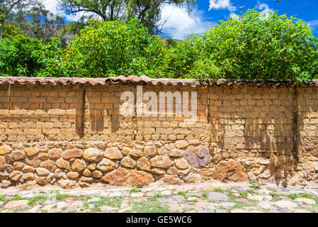 Fango vecchio muro di mattoni nella storica città coloniale di Villa de Leyva, Colombia Foto Stock