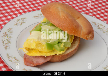 Uovo e formaggio mozzarella con la Turchia bacon bagel sandwich sulla piastra Foto Stock