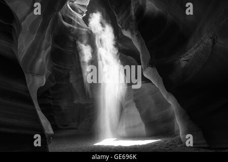 Invisibile il fascio di luce della metropolitana, superiore Slot Antelope Canyon, Page Arizona Foto Stock