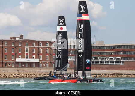 Softbank Giappone Team e il team Oracle USA prima del 2016 Coppa America World Series a Portsmouth, Regno Unito Foto Stock