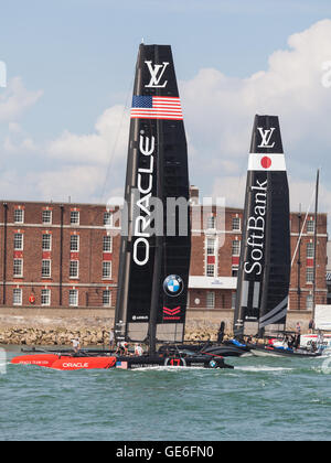 Softbank Giappone Team e il team Oracle USA prima del 2016 Coppa America World Series a Portsmouth, Regno Unito Foto Stock