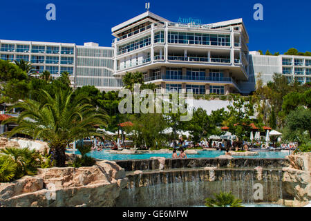 HVAR, Croazia - 8 Settembre 2014: le persone non identificate in Amfora Hotel all'isola di Hvar, Croazia. L'hotel dispone di 330 camere. Foto Stock