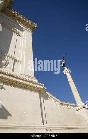 Il Victor Emmanuel Monument (il Vittoriano), noto anche come la macchina da scrivere o la torta di nozze, Piazza Venezia, Roma, Italia. Foto Stock