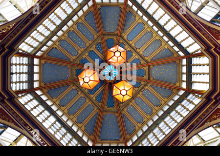 Mercato Leadenhall, città di Londra, Regno Unito. Close up particolare del soffitto a volta. Foto Stock