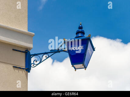 Britannico tradizionale stazione di polizia lanterna blu segno sulla stazione di polizia in Hamilton, Bermuda Foto Stock