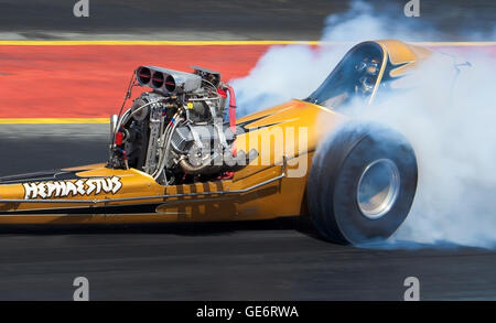 Vintage slingshot dragster essendo pilotati da Jon Webster a Santa Pod. Foto Stock