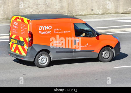 British Gas Dyno Plumbing 24 ore di servizio di emergenza van percorrendo l autostrada M25, Essex England Regno Unito Foto Stock