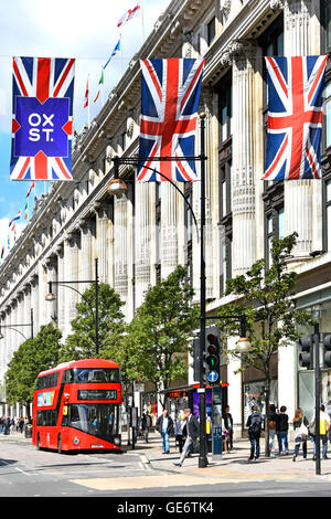 Londra nuova red routemaster double decker presso la fermata al di fuori dal grande magazzino Selfridges in Oxford Street Londra Inghilterra con Union Jack Flag Foto Stock