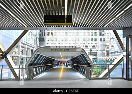 Disegni ponte pedonale che collega il nuovo 'Crossrail posto' con 'One Canada Square' complessa tutti parte della nuova Canary Wharf Crossrail stazione di Londra Inghilterra REGNO UNITO Foto Stock