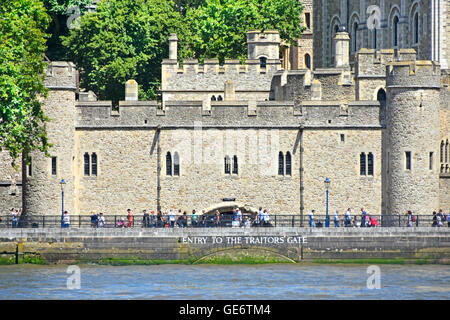 Segno di una porta d'acqua sul Fiume Tamigi per storico traditori' Gate che ha dato a base acquosa diretto accesso alla storica Torre medievale di Londra Inghilterra REGNO UNITO Foto Stock