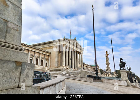 Il Parlamento austriaco edificio in Vienna con statua di Pallas-Athene-Brunnen, la dea greca della sapienza. Foto Stock