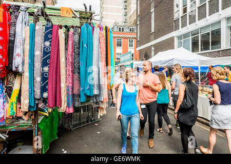 London, Regno Unito - 22 Luglio 2016: pelle Lane Street Market - strada di Holborn con grande streetfood Foto Stock