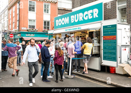 London, Regno Unito - 22 Luglio 2016: pelle Lane Street Market - strada di Holborn con grande streetfood Foto Stock