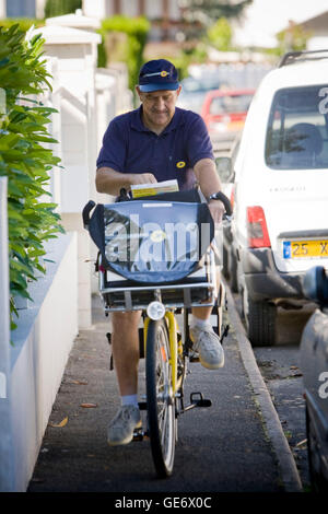 Portalettere Jacques Tapon cavalca la sua bicicletta sul suo percorso giornaliero a Montbazon, Francia, 25 giugno 2008. Foto Stock