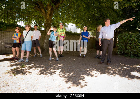 I partecipanti in un ciclo di Backroads tour della Valle della Loira, ascoltare Jean-Claude Guyot (R) spiegazioni storiche a Cha Foto Stock