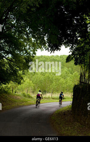 I partecipanti in un ciclo di Backroads tour della Valle della Loira, cavalcata verso Athee-sur-Cher, Francia, 25 giugno 2008. Foto Stock