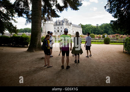 I partecipanti in un ciclo di Backroads tour della Valle della Loira visita il castello di Chenonceau in Chenonceaux, Francia, 25 giugno 2008. Foto Stock