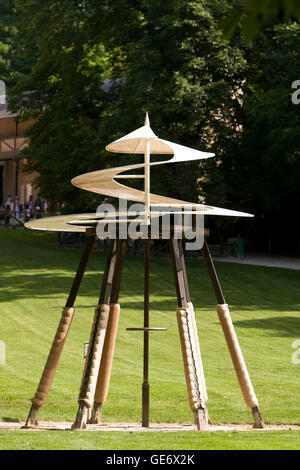 Replica di Leonardo da Vinci il prototipo di elica nei giardini del Clos Luce mansion in Amboise, Francia, 26 giugno 2008 Foto Stock