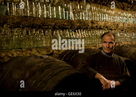 Enologo Daniel Jarry si distingue per la sua collezione di bottiglie di vetro e barili nelle sue cantine in Vouvray, Francia, 26 giugno 2008. Foto Stock