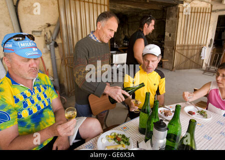 Enologo Daniel Jarry serve vino ai partecipanti in un ciclo di Backroads tour della Valle della Loira a sua cantine di Vouvray, Fran Foto Stock