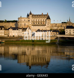 Vista del castello di Amboise e il fiume Loira in Francia, 26 giugno 2008. Foto Stock