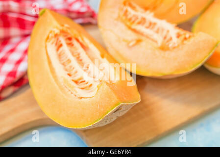 Fette di melone Cantalupo sul tavolo rustico, il fuoco selettivo Foto Stock