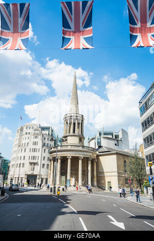 Union Jack Flags vicino alla BBC e All Souls Church in Langham Place, Londra, Inghilterra, Regno Unito Foto Stock