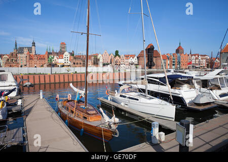 Città Vecchia skyline di Danzica Polonia, Europa, vista dalla città marina al fiume Motlawa Foto Stock