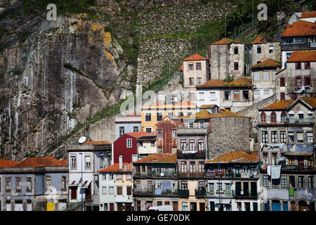 Pittoresca città di Porto in Portogallo, Europa, tradizionali case portoghese sulla ripida scogliera lungo la Funicolare Guindais dos Foto Stock