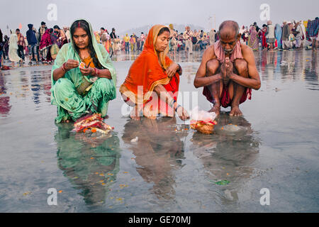 Devoto indù eseguire il culto a Ganga Sagar beach dopo bagno santo. Foto Stock
