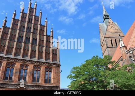 Chiesa di mercato e il vecchio municipio in stile gotico a Hannover, Germania settentrionale. Foto Stock