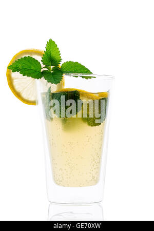 In casa lacto-fermentati bevanda rinfrescante con le fette di limone e ciuffi di menta e melissa. Foto Stock