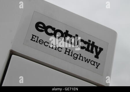 Il veicolo elettrico stazione di carica, punto di caricamento elettrico auto, ecotricity, ecologico, eco auto, futuro motoristico Foto Stock