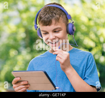 Ragazzo con il tablet Foto Stock