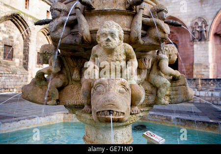 Dettaglio della fontana in Plaza de Santa María.Nella parte anteriore della cattedrale. A Burgos. Spagna. Camino de Santiago Foto Stock