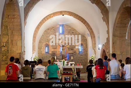 Messa a Santa María la Real chiesa. O Cebreiro. Provincia di Lugo.Spagna. Camino de Santiago Foto Stock