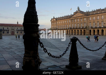 Plaza do Obradoiro. In stile neoclassico di sfondo Pazo de Raxoi (XVIII secolo), oggi sede del Municipio e la Junta de Galicia quartier generale. San Foto Stock