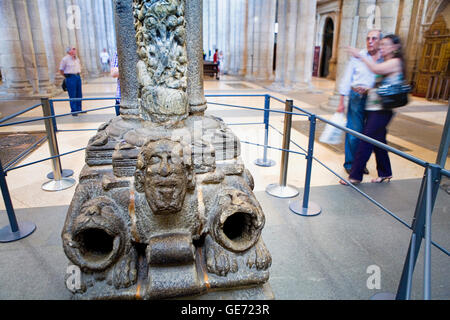 I turisti osservando il Saint 'dos croques'. Portico de la Gloria, westside della Cattedrale, la Catedral de Santiago de Compostela, Foto Stock