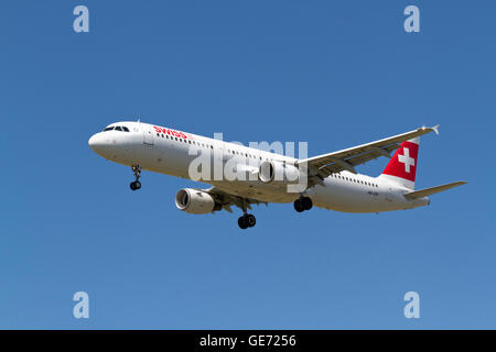 Swiss, Airbus A321, il volo LX1272, HB-IOF, da Zurigo, Svizzera, sull approccio finale all'Aeroporto di Copenhagen Foto Stock