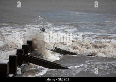 Nuvole la cancellazione della spiaggia con wind farm in background Skegness Lincolnshire Inghilterra Foto Stock