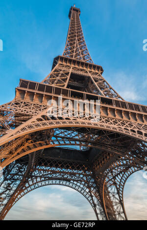 La Torre Eiffel a Parigi vista dal basso Foto Stock