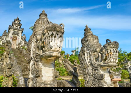 Bali, Indonesia - i volti dei draghi di fronte Pura Penataran Lempuyang tempio Foto Stock