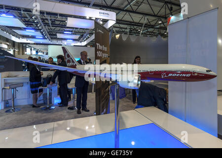 Lo stand della Boeing Company. Modello di aereo di linea Boeing Dreamliner 787-8. Foto Stock