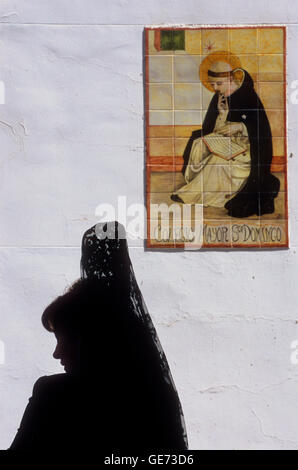Mantilla. Processione del Venerdì santo in Plaza de Santo Domingo. La Fraternità di 'Soledad Campo Principe". Granada. Andalusia, Spagna Foto Stock